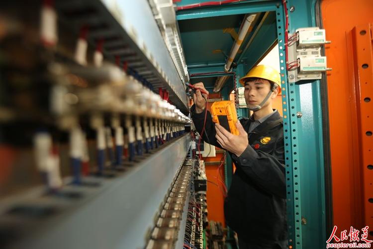 宝鸡机车检修厂提高设备保安能力 - 摄影 - 人民铁道网 - 中国铁路